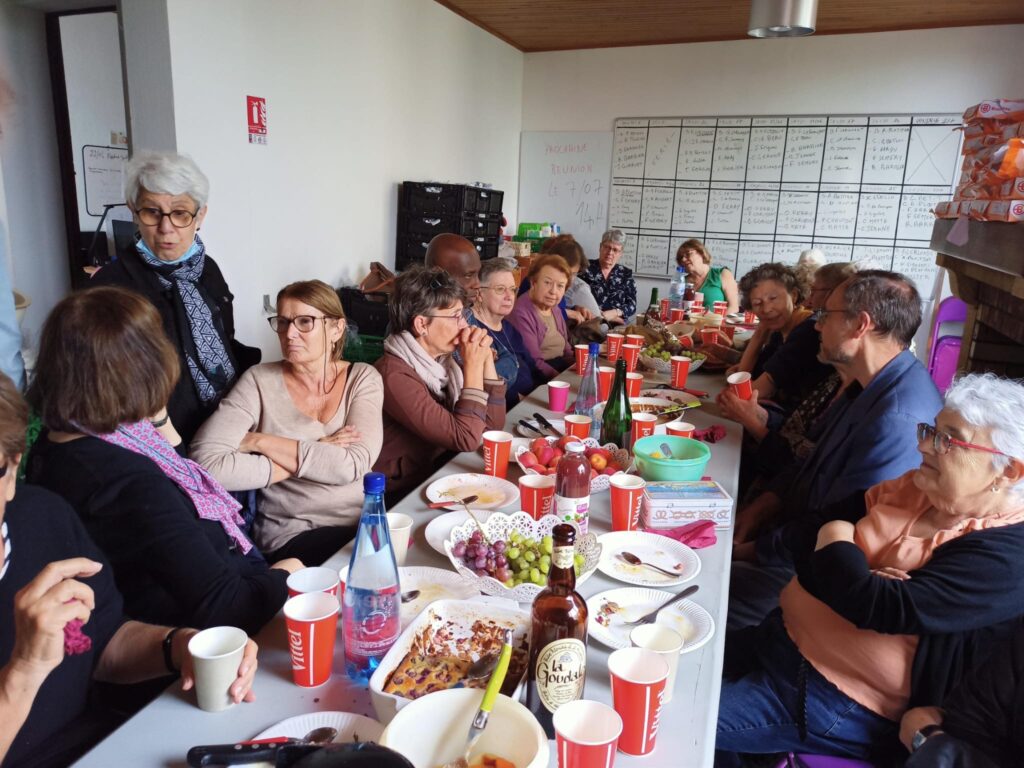 Équipe de bénévoles de l’association Le Coup de Pouce lors d’un moment de convivialité